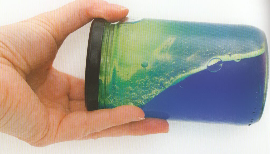 Erforsche das Meer - Experimente mit blauem Wasser und Öl in einem geschlossenen Glas