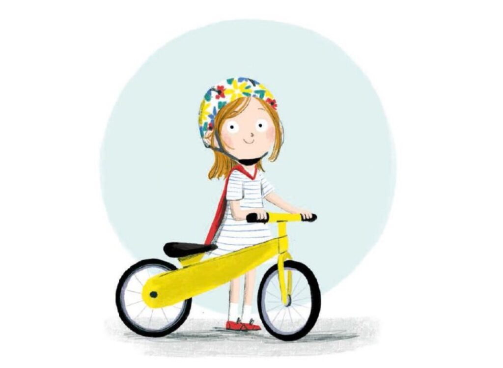 Laufrad, mein Laufrad: Mädchen mit Helm steht hinter und hält ein gelbes Laufrad