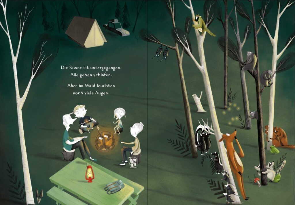 Nichts los im Wald: Familie am Lagerfeuer und Tiere gucken hinter Baumstämmen hervor
