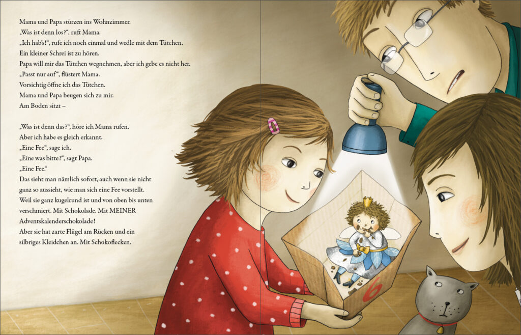 Die diebische Adventsfee: Ein Mädchen, Mama und Papa schauen in Tüttchen Nummer 6, darin nascht eine Fee