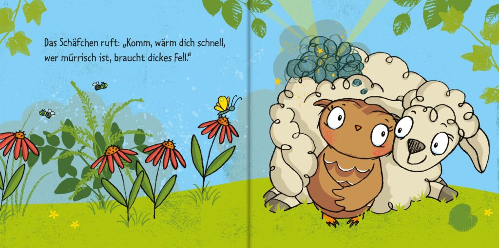 Die kleine Eule hat schlechte Laune: Eule kuschelt am Schaf