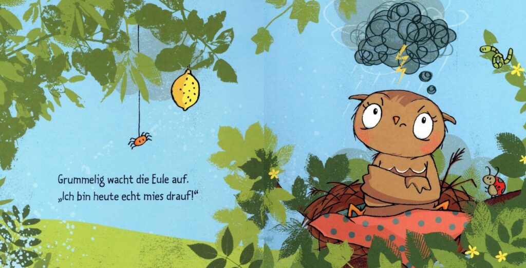 Die kleine Eule hat schlechte Laune: Gewitterwolke über der Eule im Nest