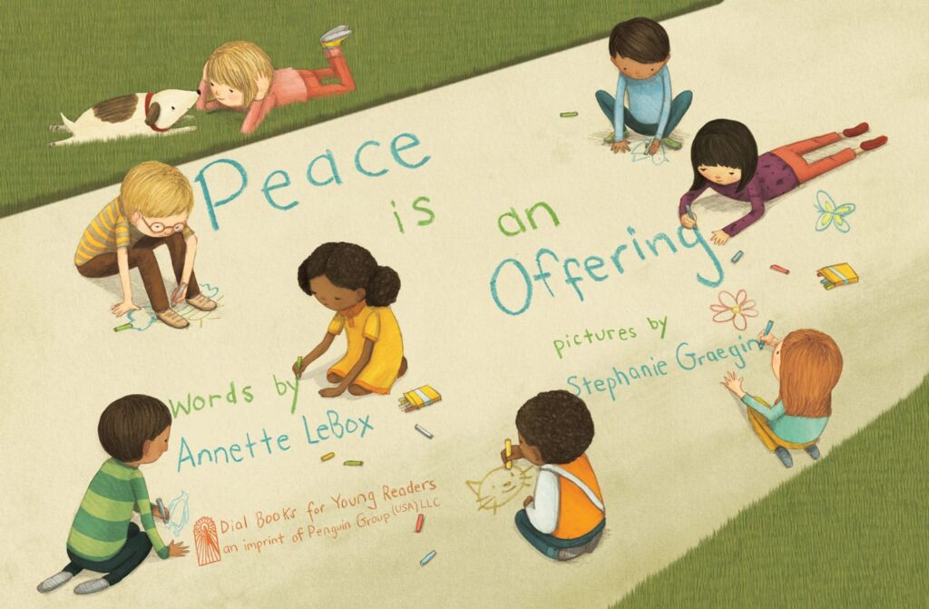 Peace is an Offering: Acht diverse Kinder - Eins liegt auf dem Gras und Sieben malen und schreiben mit Kreide auf einem Weg