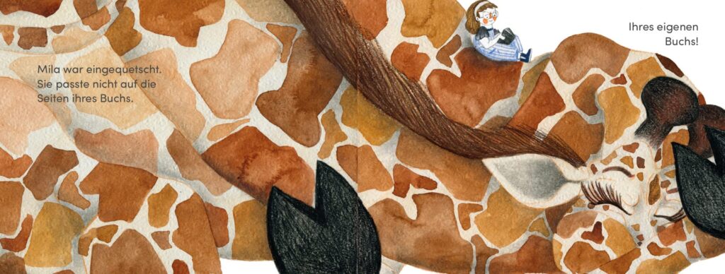 Die Giraffe, die nicht in ihr Buch passte: Giraffe Mila eingequetscht mit einer Frau, die ein Buch hält, auf ihrem Rücken