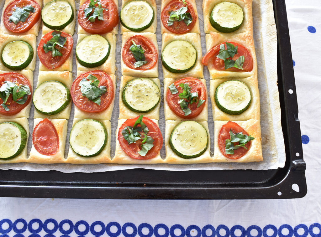 Feste feiern mit Kindern: Zucchini-Tomaten-Quadrate auf dem Blech