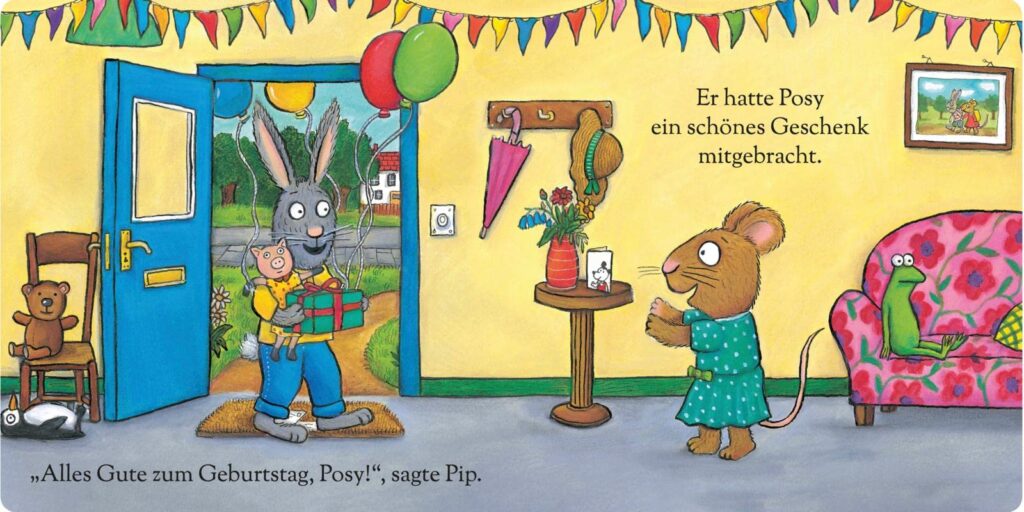 Pip und Posy feiern Geburtstag: Pip steht mit Geschenken und Luftballons in der Tür und Posy lächelt im Haus