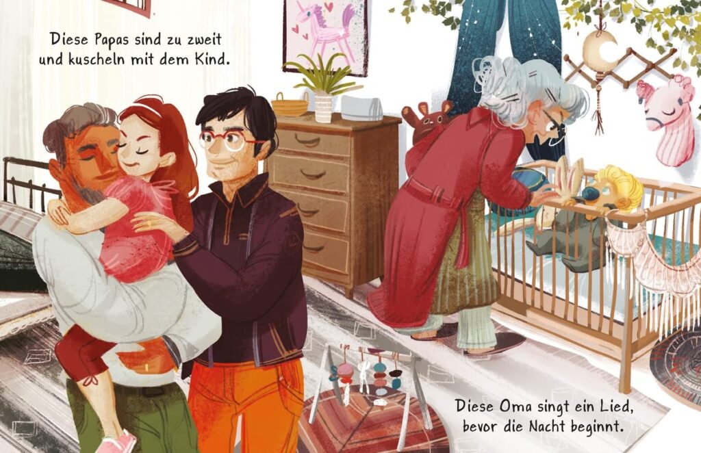 Alle Mamas: Zwei Papas umarmen ein Mädchen und Oma beugt sich zu einem Baby ins Gitterbett