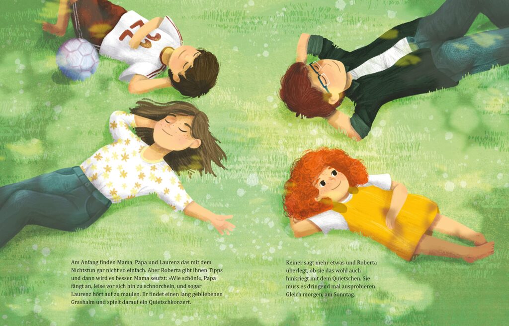 Der schönste Tag zum Nichtstun: Vier Kinder liegen auf dem Rücken im Gras