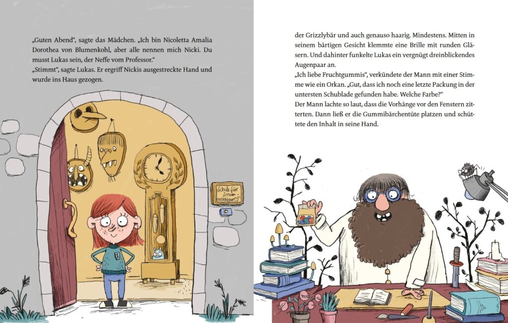 Die Monsterschule: Nicki an der Tür und Professor Graghul an seinem Schreibtisch - über ihnen Text