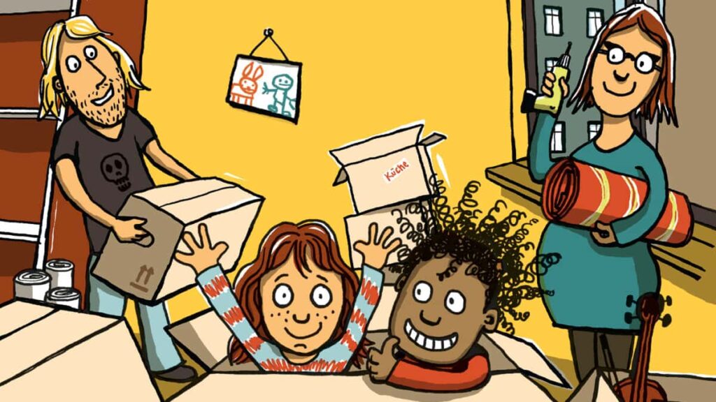 Löre & Luc – Unser lautes Leben - Zwei Kinder sitzen in einem Umzugskarton, der Papa trägt einen Karton und die schwangere Mama hält einen Bohrer