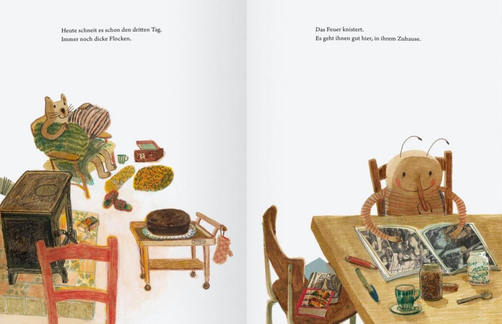 Zu Hause bei Hadek und Miezke - Miezke sitzt im Sessel beim Kuchen und Hadek am Tisch mit einem Buch