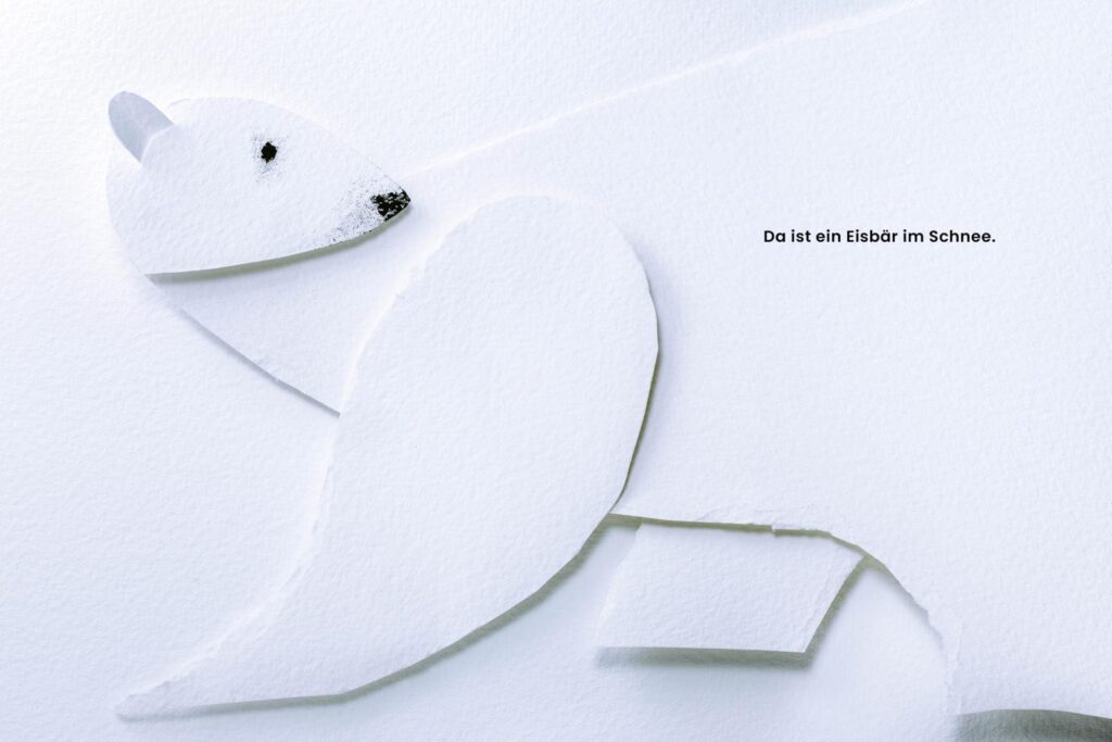 Ein Eisbär im Schnee - Der Eisbär: Dargestellt ist ein Eisbär gestaltet aus Papier.