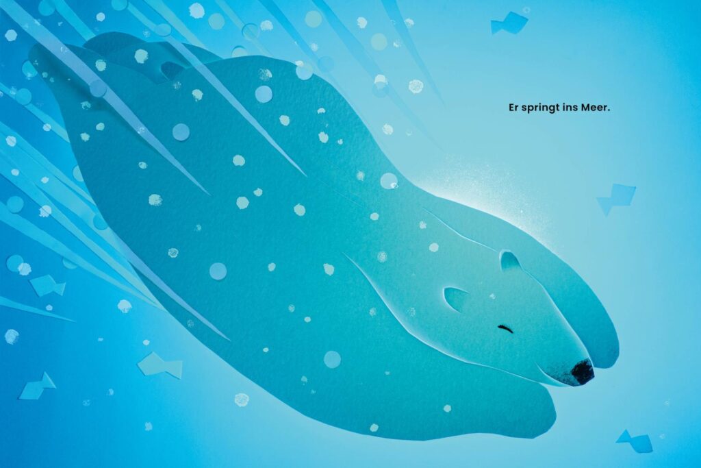 Ein Eisbär im Schnee - Der Eisbär im Meer: Abgebildet ist wie ein Eisbär im blauen Wasser schwimmt.