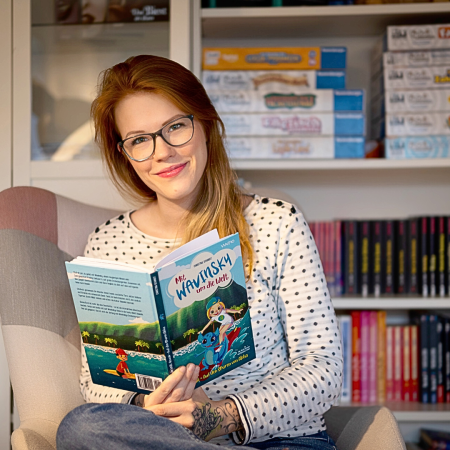 Foto der lächelnden Christina Schmidt mit ihrem Buch