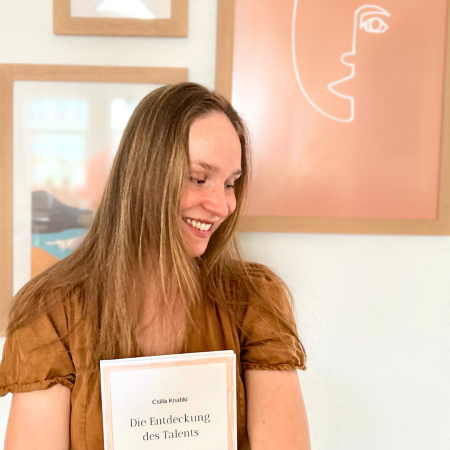 Foto von Csilla Knabki mit ihrem Buch