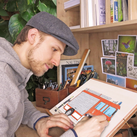 Nico Sternbaum an seinem Arbeitsplatz zeichnend