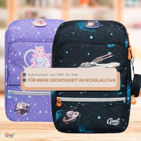 Schulranzen von GMT for Kids – Für mehr Leichtigkeit im Schulalltag: Abgebildet sind ein lila und ein dunkelblauer Schulranzen sowie ein Kasten mit einem Schriftzug.